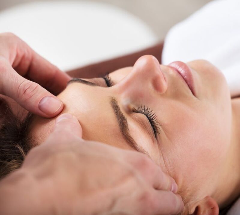 Shiatsu là một phương pháp massage mắt có nguồn gốc từ Nhật Bản được khá nhiều phụ nữ áp dụng với khả năng làm đẹp đỉnh cao