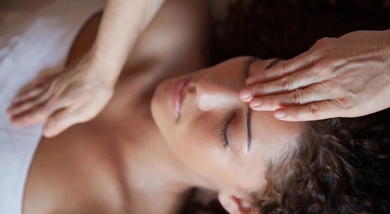Với phương pháp massage mắt Shiatsu, chỉ cần bạn ấn vào đúng huyệt đạo trên khuôn mặt sẽ giúp các mô dưới da đẩy nhanh tốc độ trao đổi chất và thúc đẩy quá trình trẻ hóa cơ tự nhiên