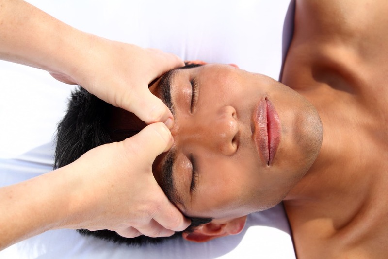 Thực hiện bài tập massage mắt theo phương pháp Shiatsu thường xuyên giúp nâng cơ chân mày