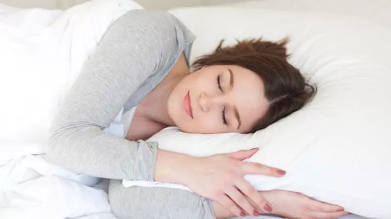 Sử dụng máy massage SKG W7-2 giúp ngủ ngon giấc