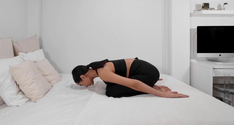 Bài tập yoga giảm mỡ bụng trước khi đi ngủ theo tư thế em bé 