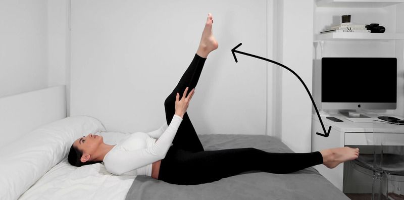 Bài tập giảm mỡ bụng trước khi ngủ: Nâng cao chân 