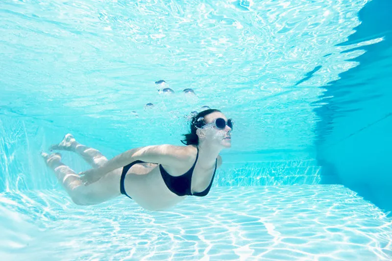 Phụ nữ mang thai có nên bơi lội không?