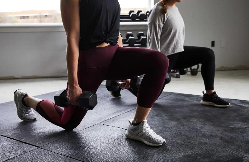 Lunge giúp vòng 3 săn chắc và căng mọng