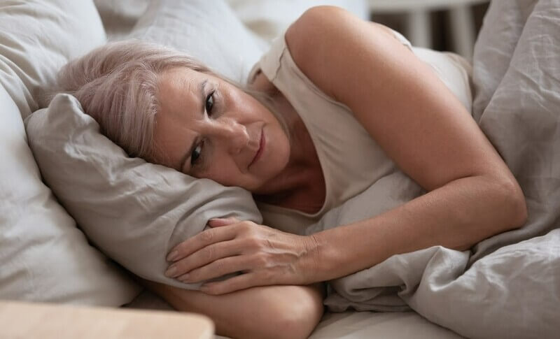 Tại sao người già thường xuyên bị mất ngủ?