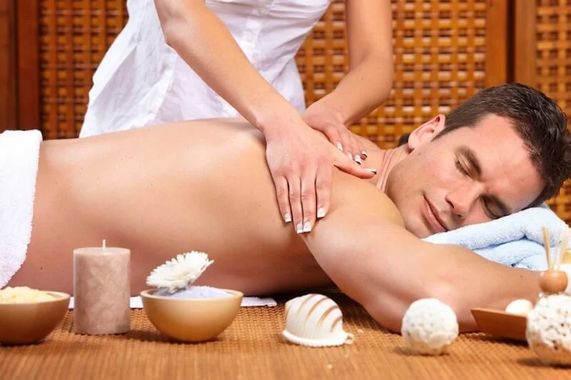 Massage toàn thân phù hợp với nhiều đối tượng khách hàng