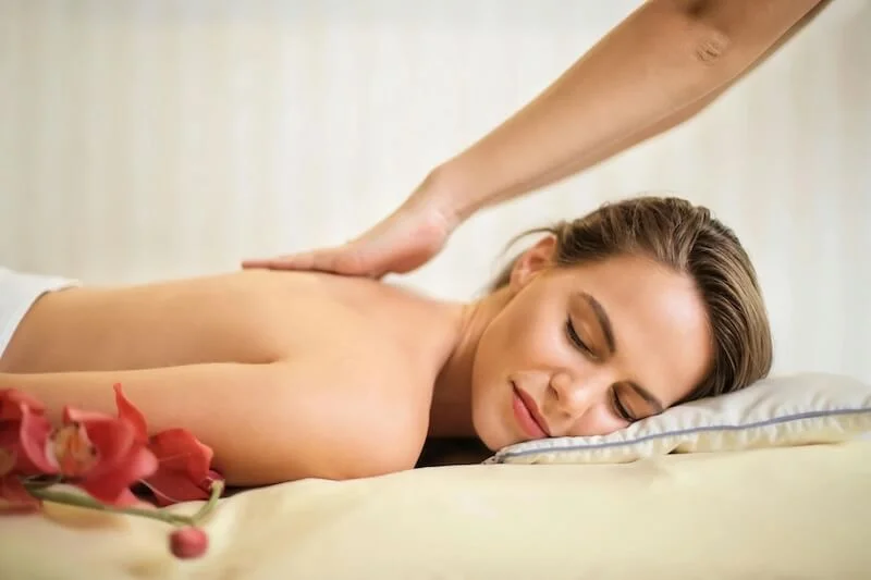 Chú ý massage toàn thân vừa phải, không dùng lực quá mạnh