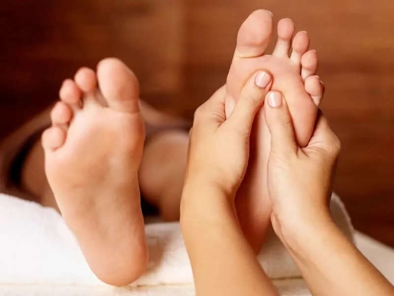 Massage lòng bàn chân có tác động tích cực đến cột sống lưng 