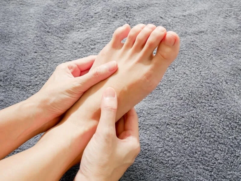 Khởi động nhẹ nhàng trước khi massage chân