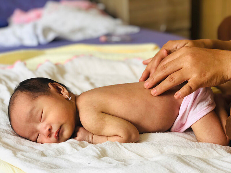 Cách massage cho trẻ sơ sinh dễ ngủ