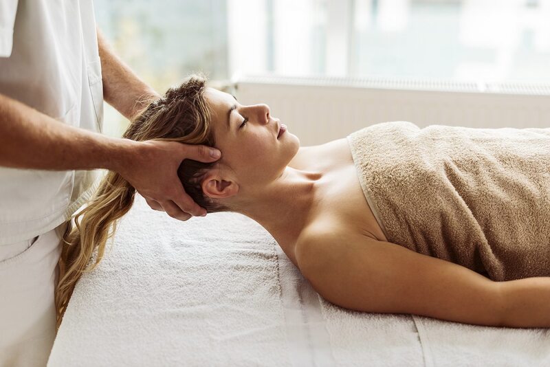 Massage đầu từ lâu đã được nhiều người tin tưởng lựa chọn nhờ khả năng thư giãn đầu óc, xua tan căng thẳng và cải thiện tuần hoàn máu lên não hiệu quả