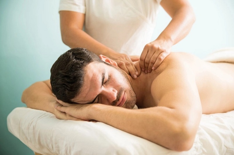 Làm nóng cơ là thao tác vô cùng quan trọng trong kỹ thuật massage cổ vai gáy