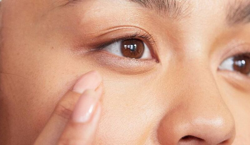Massage mắt mỗi ngày trong thời gian dài giúp làm mờ hoặc xoá bỏ tình trạng quầng thâm, bọng mắt