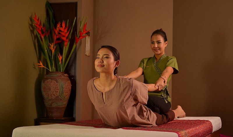Bước đầu tiên trong quy trình massage Thái chính là rửa chân