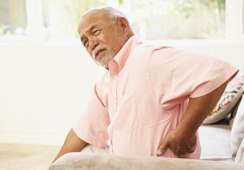 Người già có dùng được máy massage đấm lưng không?