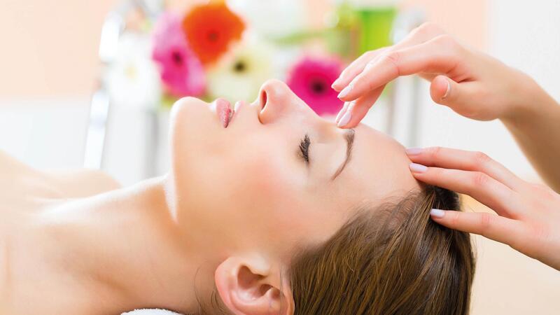 Việc thường xuyên chăm sóc vùng da xung quanh mắt là vấn đề đặc biệt quan trọng và cấp thiết