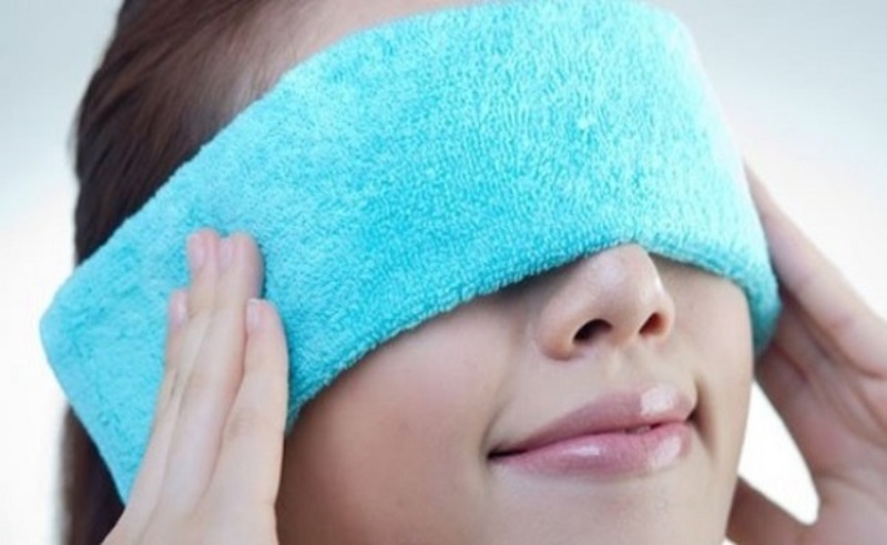 Phương pháp chườm khăn ấm sẽ làm giãn nở các cơ vùng thị giác, giúp giảm thiểu tình trạng căng mỏi mắt nhanh chóng