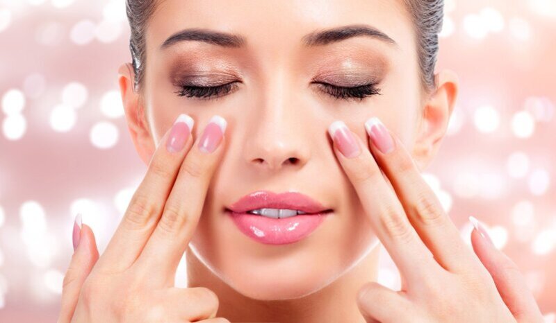 Để gia tăng tối đa hiệu quả xoá bọng mắt, bạn có thể kết hợp bài tập massage với kem dưỡng mắt