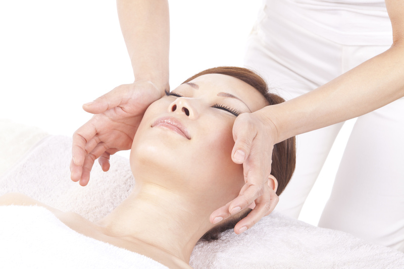 Thực hiện bài tập massage mắt mỗi ngày, bọng mắt và quâng thâm sẽ nhanh chóng biến mất