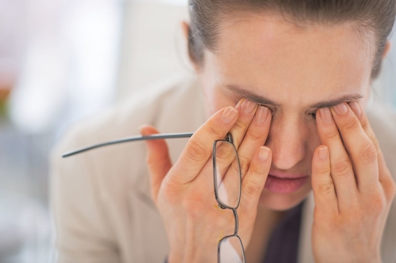 Sử dụng máy massage đeo mắt được coi là một trong những biện pháp hiệu quả hàng đầu giúp khắc phục tình trạng nhức mỏi mắt