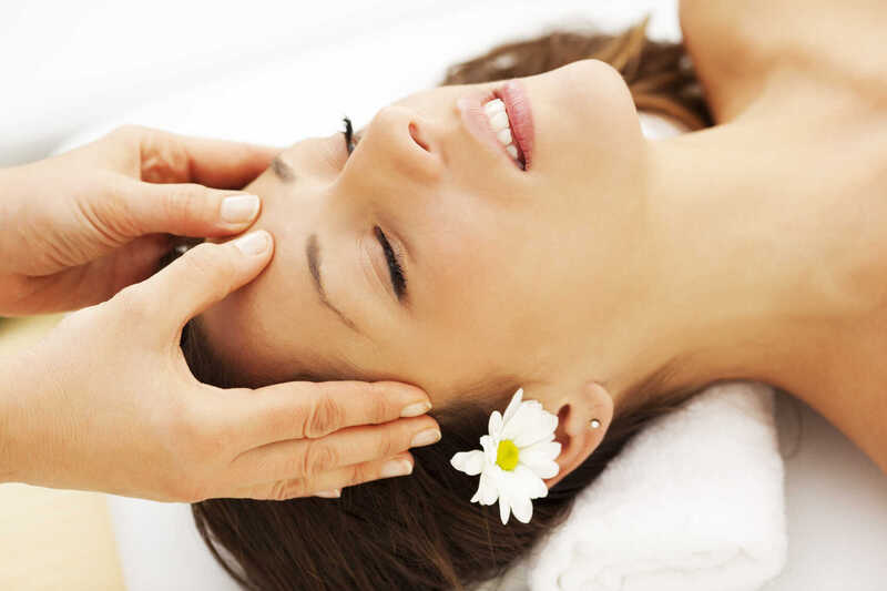 Thời điểm lý tưởng để thực hiện massage mắt là buổi sáng khi vừa thức dậy và buổi tối trước khi đi ngủ