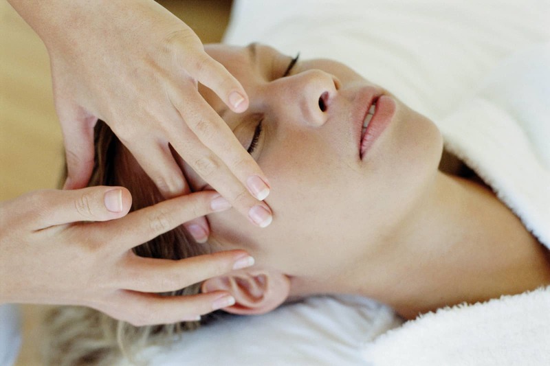 Trong quá trình massage, các thao tác cần được thực hiện với lực đạo nhẹ nhàng, vừa phải
