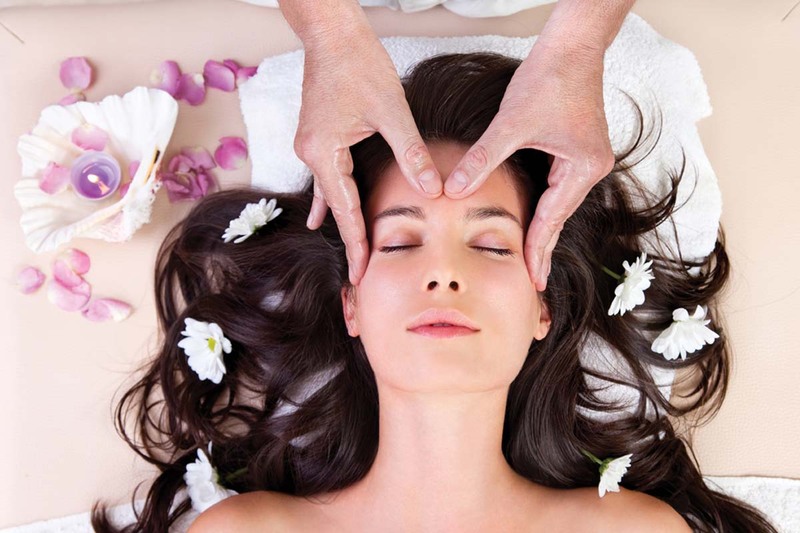 Trước khi thực hiện massage, bạn cần vệ sinh da mặt và tay sạch sẽ