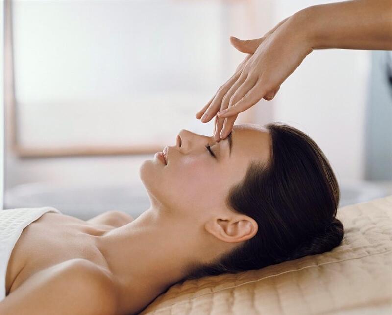 Thực hiện massage mắt thường xuyên, đều đặn sẽ giúp đẩy lùi quá trình lão hoá 
