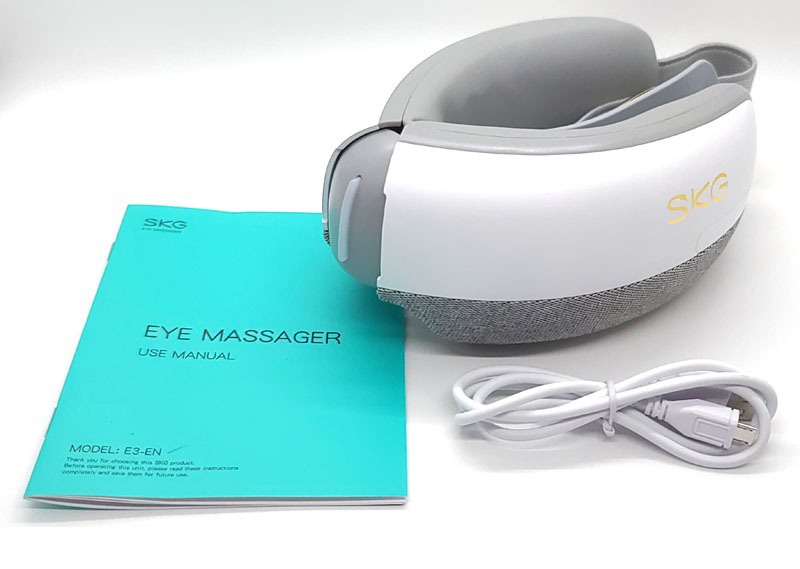 Cấu tạo của máy massage mắt SKG E3 rất đơn giản, bao gồm 1 máy massage mắt, 1 cáp sạc USB và 1 sách hướng dẫn.