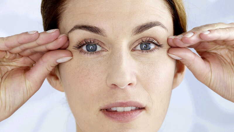 việc quan tâm, chăm sóc vùng da xung quanh mắt giữ vai trò cực kỳ quan trọng