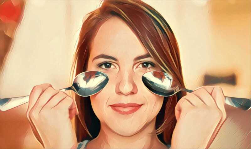 Sử dụng thìa để massage xoá nếp nhăn vùng mắt là một giải pháp đơn giản nhưng có thể mang lại hiệu quả đáng kể