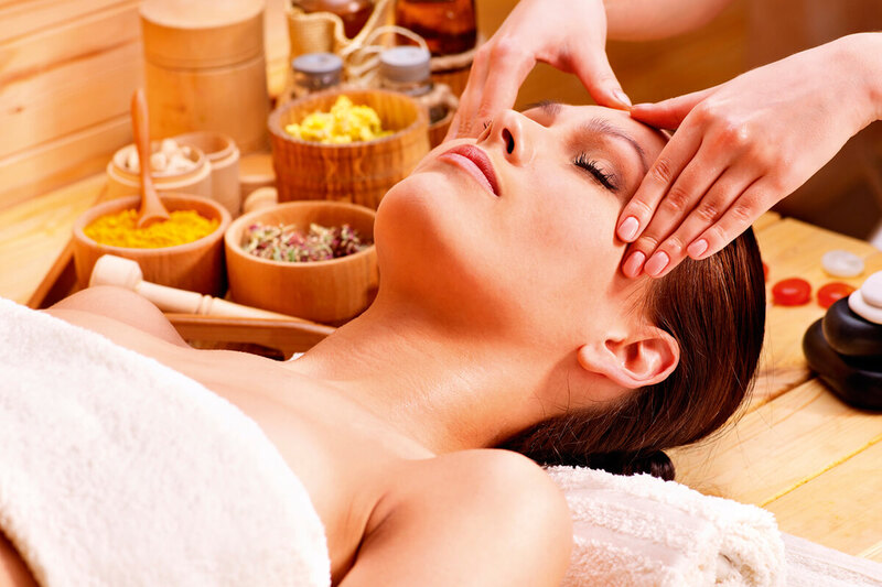 Massage xoá nếp nhăn vùng mắt bằng đầu ngón tay cũng là một trong những phương pháp làm đẹp nhanh gọn, đơn giản và dễ dàng thực hiện tại nhà
