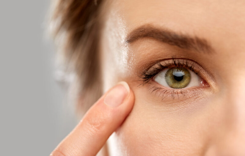 Với những làn da nhạy cảm, việc trang điểm hay sử dụng mỹ phẩm cũng có thể khiến vùng da quanh mắt bị khô