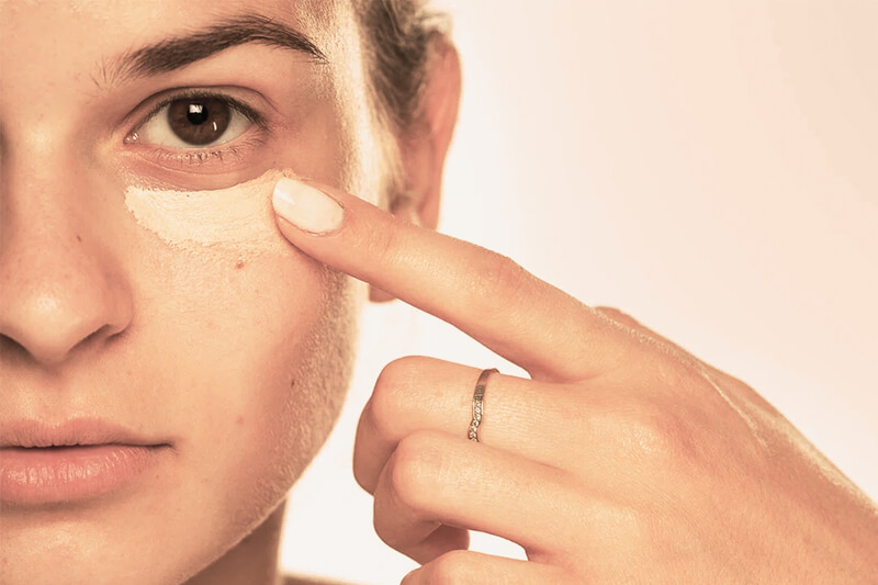 Làn da xung quanh mắt bị khô đòi hỏi chúng ta phải thường xuyên cung cấp dưỡng chất đầy đủ