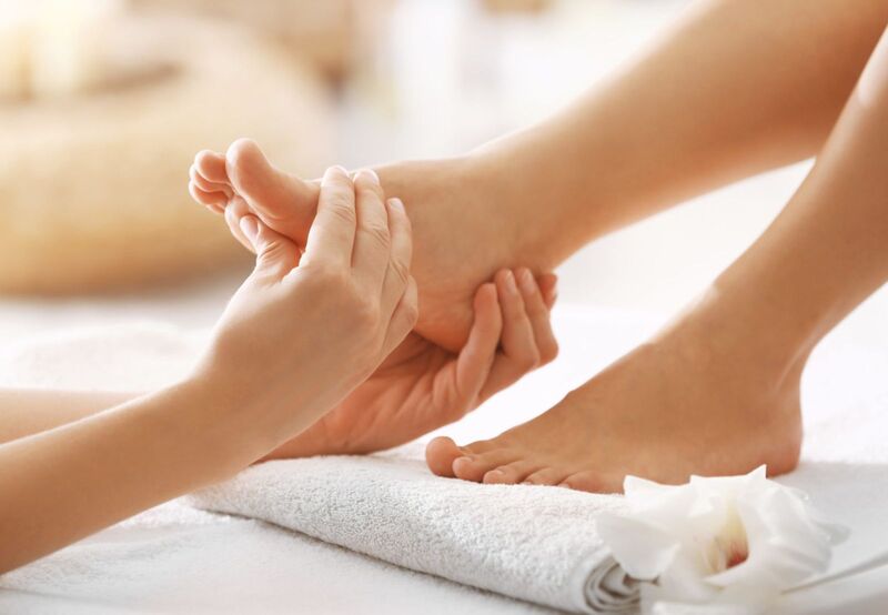 Trước khi dùng máy massage, người dùng cần rửa chân sạch sẽ và lau khô