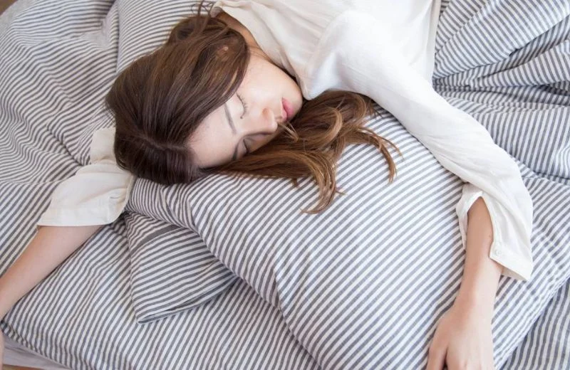 Nằm ngủ sai tư thế gây nhiều áp lực lên cột sống