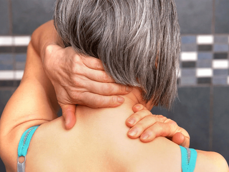 Massage được xem như một mẹo dân gian mang tới hiệu quả tức thì trong chữa đau vai gáy