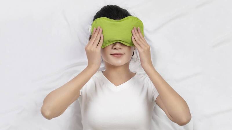 Chườm nóng cho đôi mắt bằng khăn ấm cũng là một phương pháp thư giãn hiệu quả mỗi khi mắt bị khô căng, mệt mỏi
