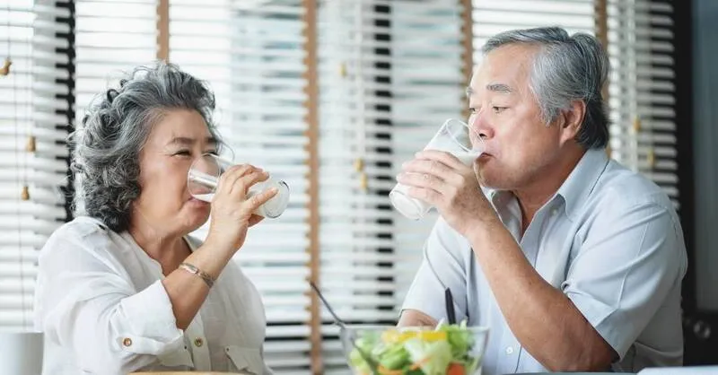 Top 10 món quà sức khỏe cho người già tốt và phù hợp nhất - sữa dành cho người già