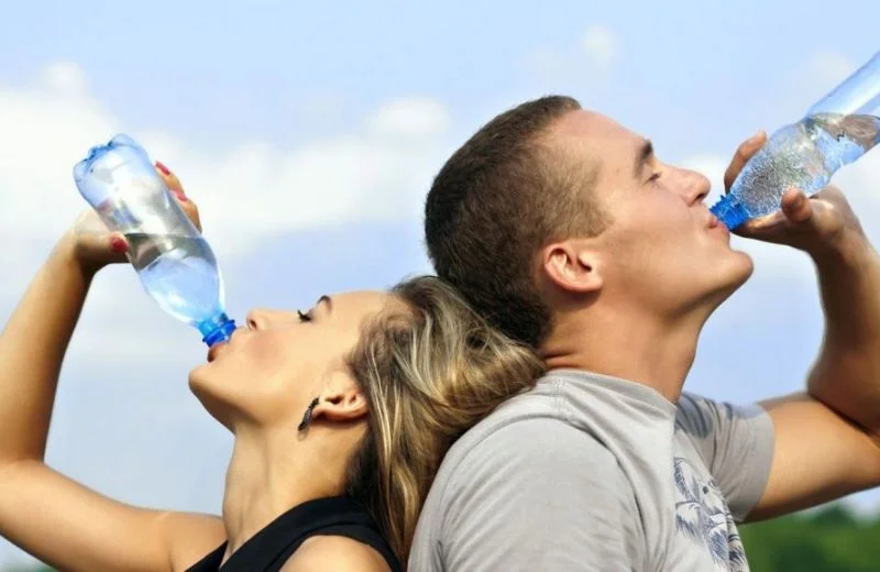 Uống đủ nước để kiểm soát cơn thèm ăn