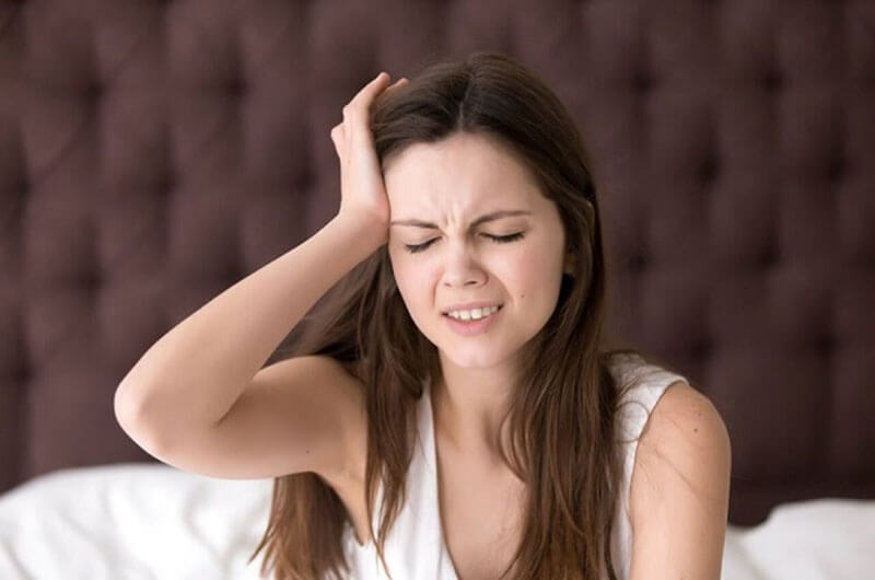 Nằm nhiều bị đau đầu có nguy hiểm không? Làm sao để khắc phục?