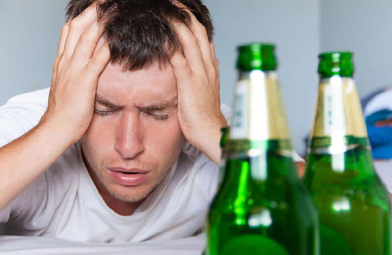 Lạm dụng đồ uống có cồn gây đau đầu