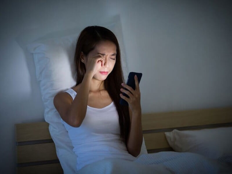 Thức khuya xem điện thoại gây đau đầu