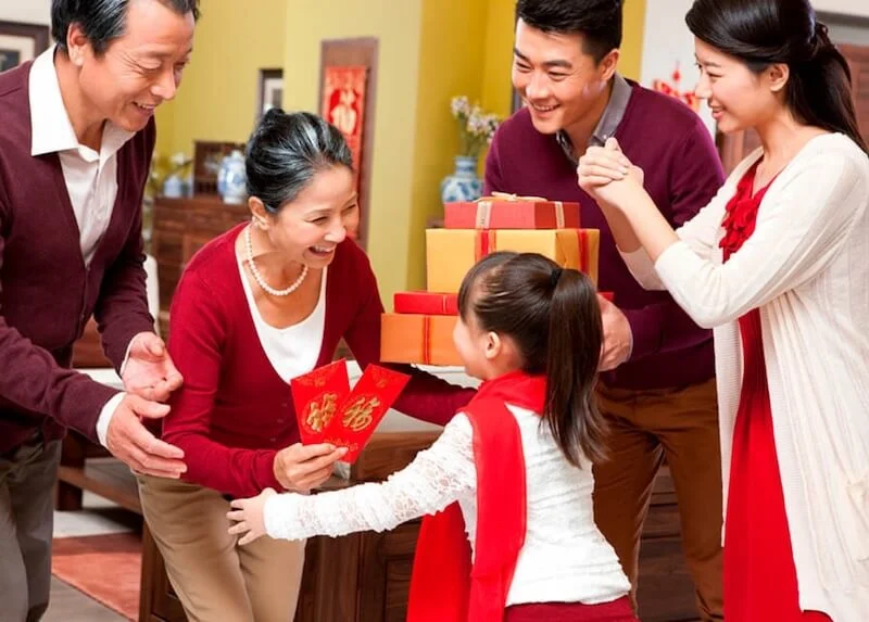 Giải đáp: Nên mua quà Tết gì cho bố mẹ chồng?