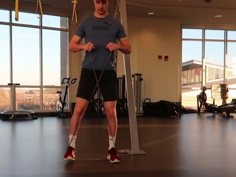 Các bài tập chân với máy tại phòng gym -  Bài tập với dây kháng lực 