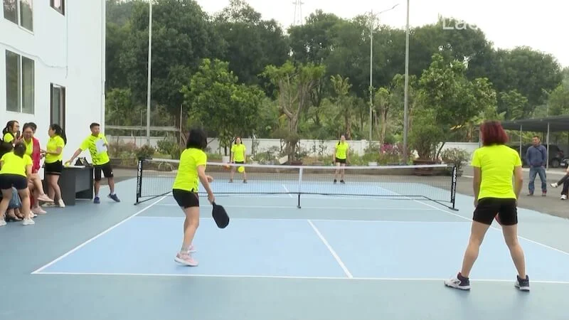 Luật giao bóng Pickleball yêu cầu thực hiện tại đường biên cuối sân