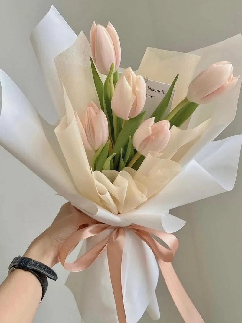 Một bó hoa tươi cùng lời chúc cũng là món quà ý nghĩa