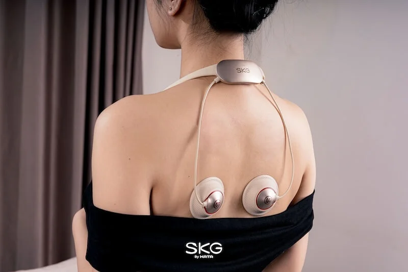 Máy massage cổ SKG X7 Pro như một chiếc tai nghe không dây đeo cổ