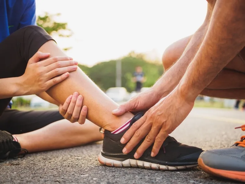 Nguyên nhân khiến mu bàn chân bị sưng đau là gì? 