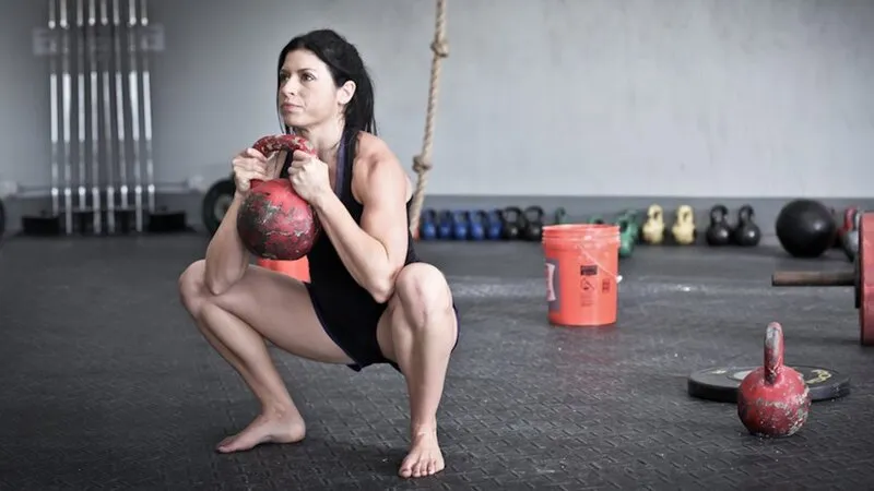 Hướng dẫn một số bài tập Squat phổ biến nhất - Goblet Squat